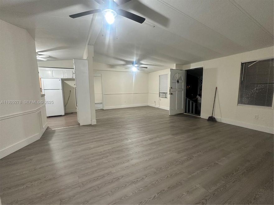 This 1/1 renovated mobile home in Boca West has a spacious kitchen and a huge living and dining room. This unit has a washer and dryer. Very well located. 

Don't miss out on the opportunity to make this lovely property your new home.

To apply for this rental, no prior evictions are accepted. Proof of income and credit will also be required. RAPID APPROVAL.

HABLAMOS ESPANOL
FALAMOS PORTUGUES