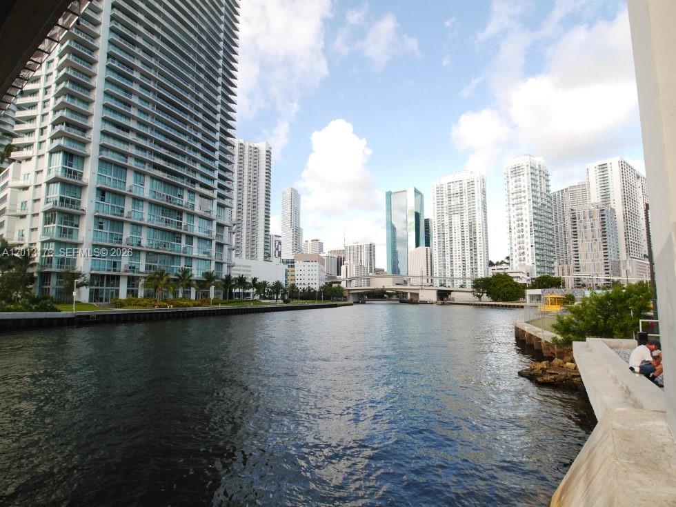 690 SW 1st Ct PHI04