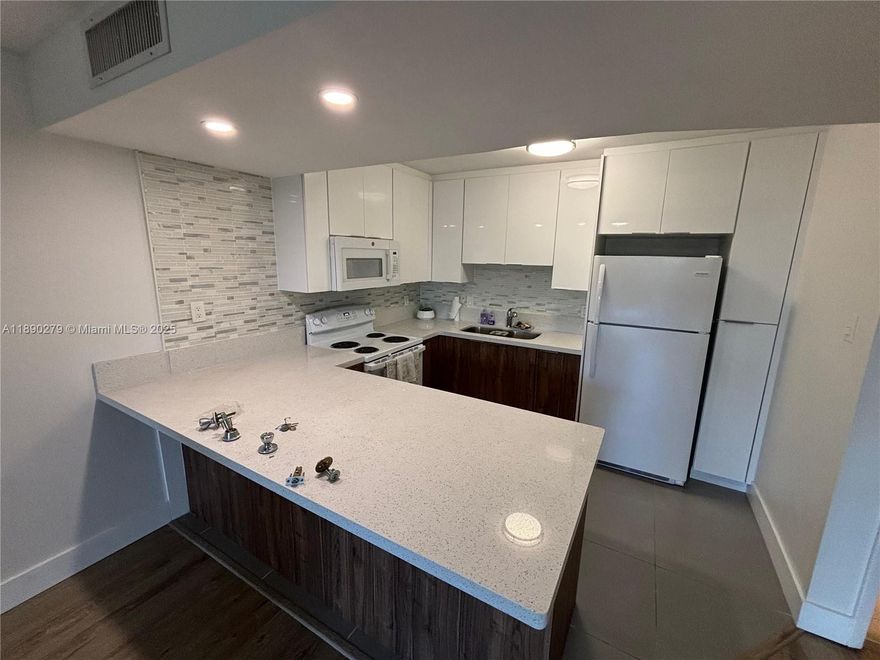 Beautiful apartment with new remodeled kitchen, washer and dryer and has access to the Kendall Hammocks lake.