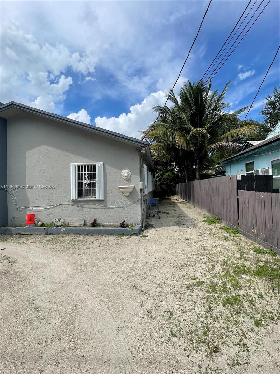 1143 NW 27th St