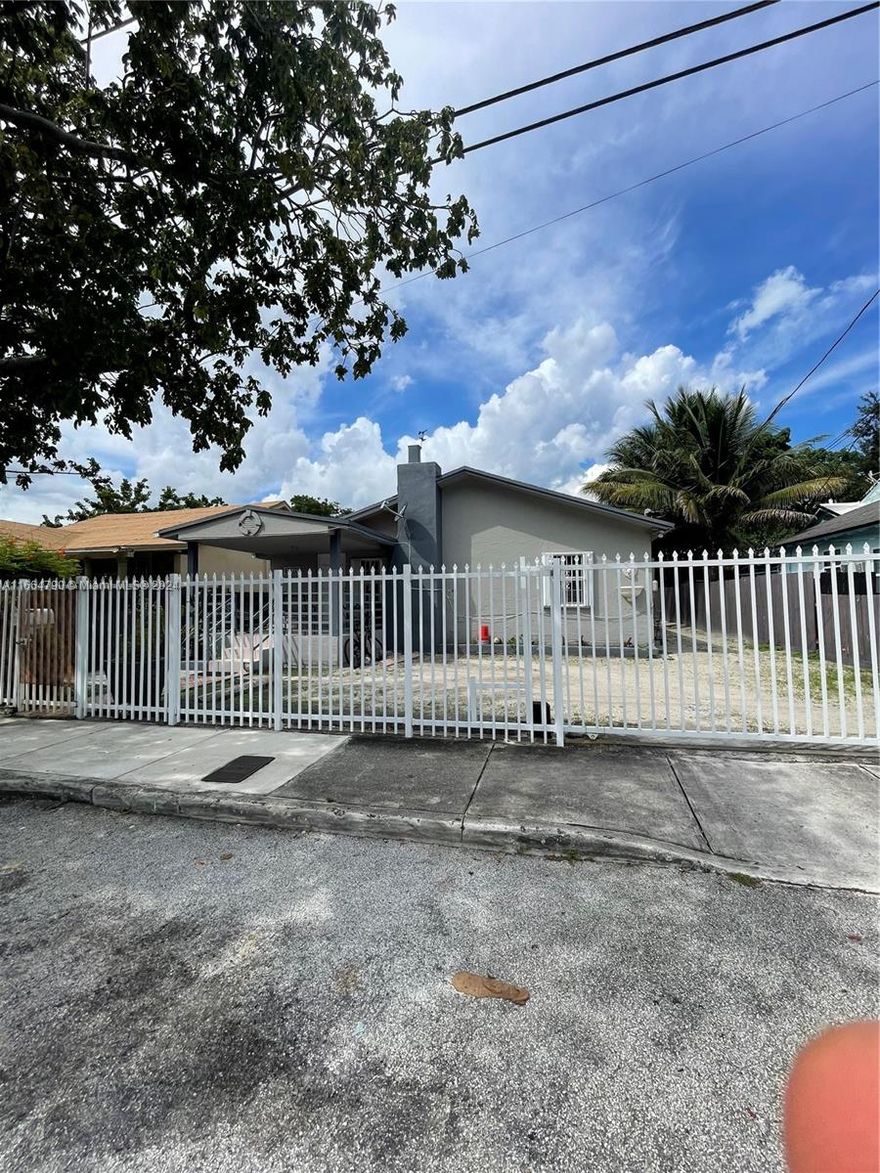 Single Family home .Excellent Property for Investor or owner occupied. Minutes to MidTown Miami and Wynwood in upcoming Allapattah neighborhood.