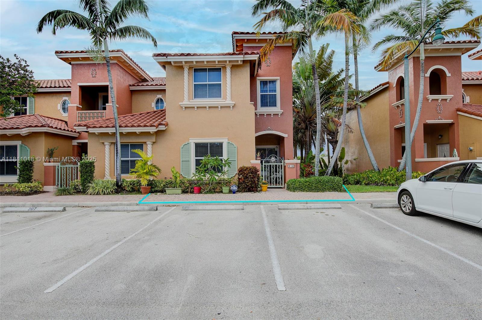 Rental Property at 814 Sw 143rd Ter 208, Pembroke Pines, Miami-Dade County, Florida - Bedrooms: 3 
Bathrooms: 3  - $3,100 MO.