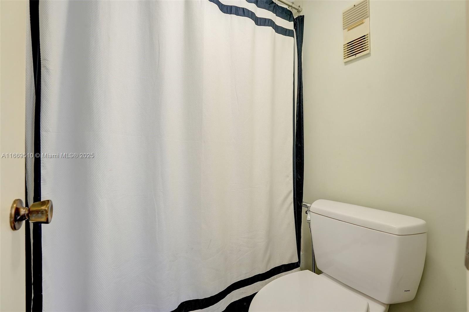 ASHLEIGH HOUSE CONDO - Residential Lease