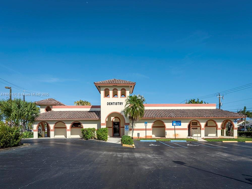 +/- 4,332 SF Fully Built Out Dental Offices
Unit A : +/- 2,432 SF Occupied (with income)
Unit B: +/- 1,900 SF Occupied Fully Built Out (w/ 5 x Dental Chairs + 5 x Private Office Rooms + 1x Conference Room - Fits 5-16 people)
Zoned: C2
9' Finished Ceilings
Plentiful Parking
Central A/C
Off the I-95 on Boynton Beach Blvd