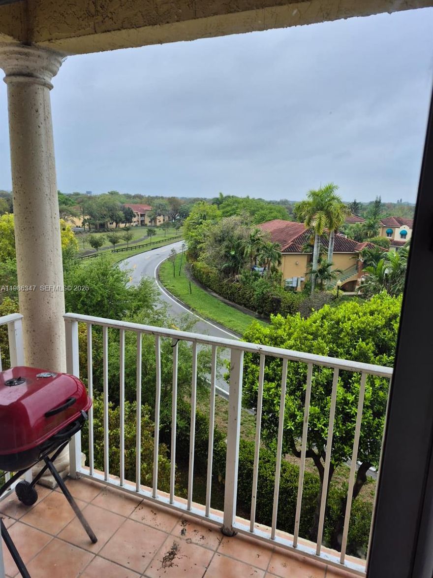 Well maintained big and bright 3 bedroom 2 bath unit on top floor. Beautiful view, open kitchen, stainless steel appliances, tile floor throughout.