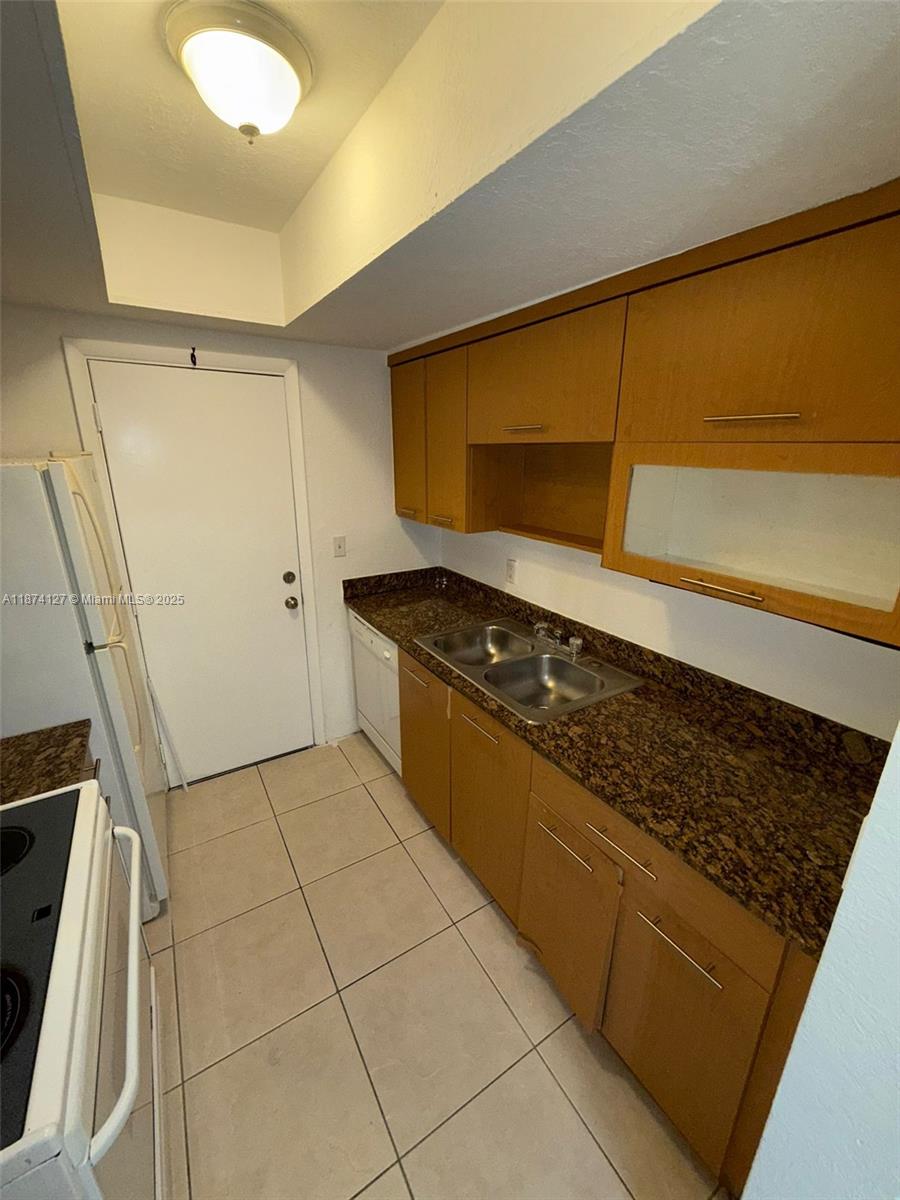 THE WHITE HOUSE CONDO - Residential