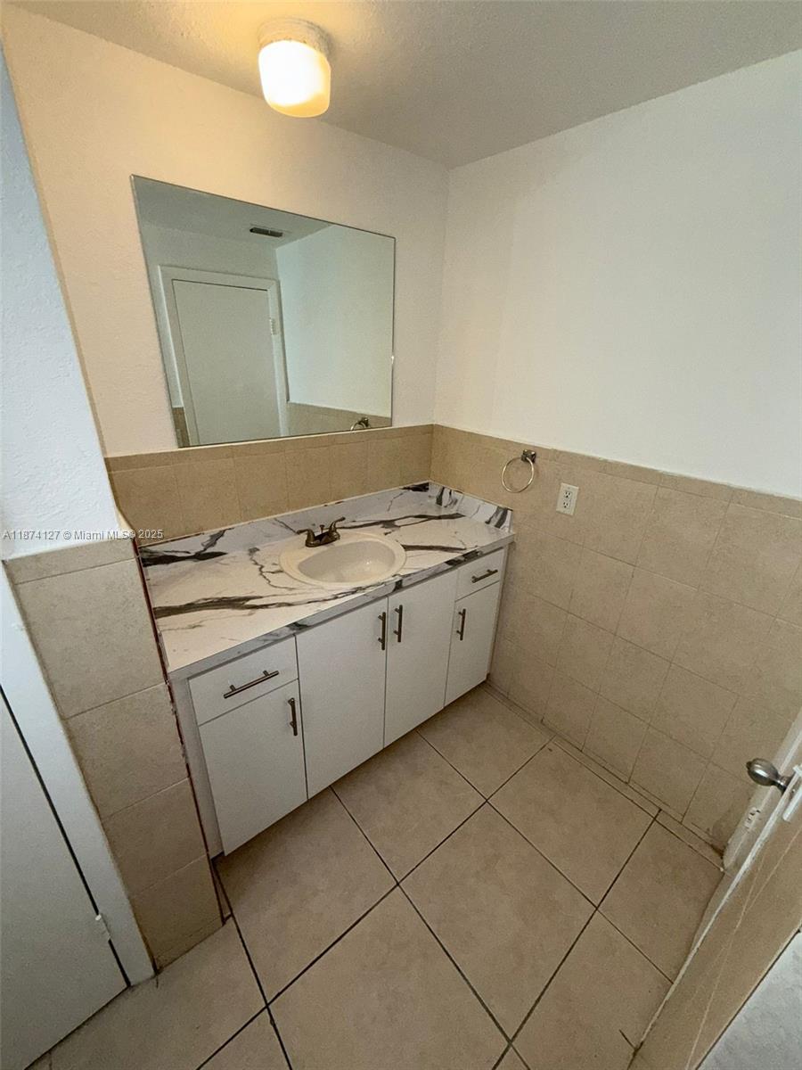 THE WHITE HOUSE CONDO - Residential