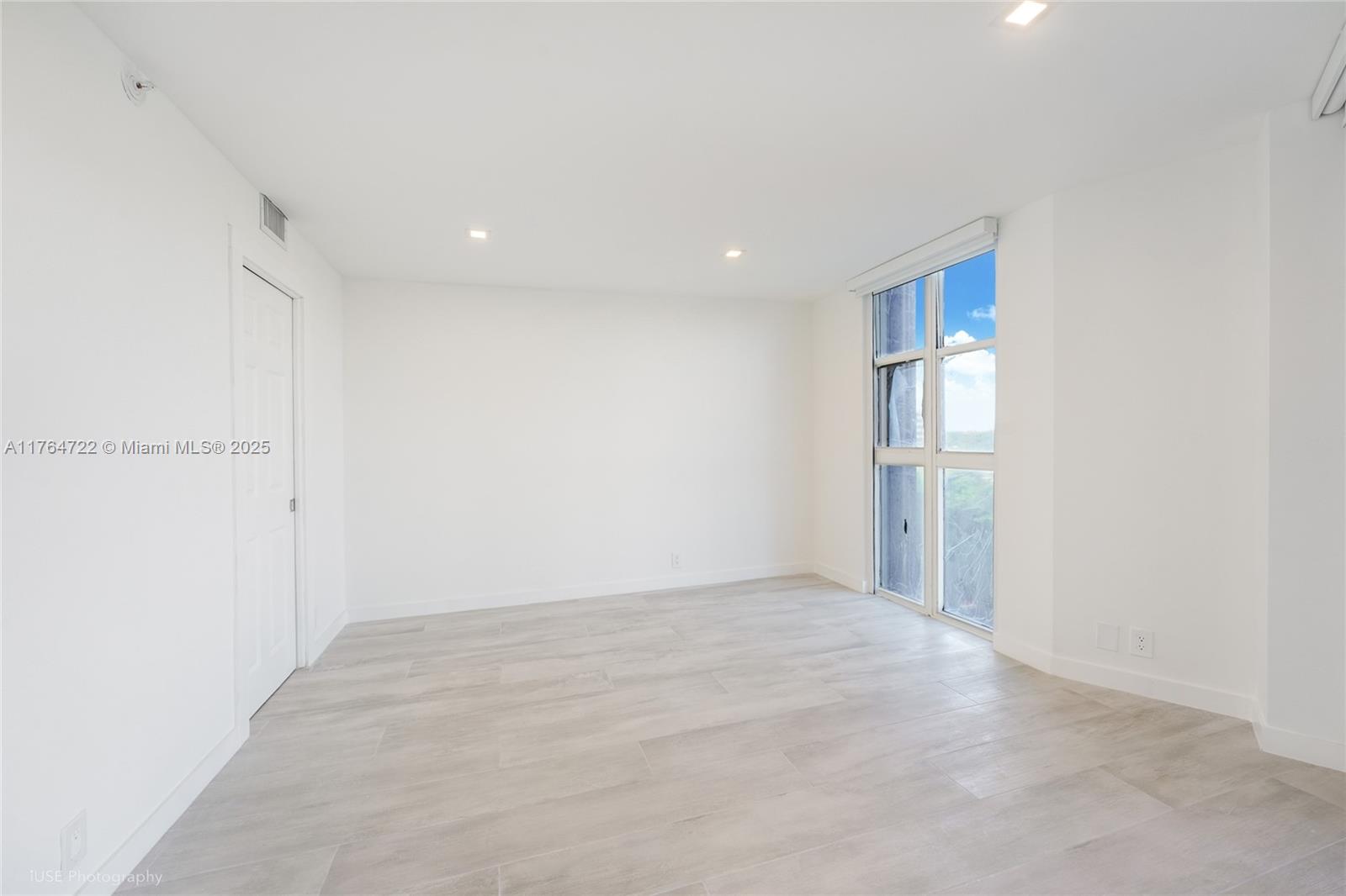 TOWERS OF QUAYSIDE CONDO - Residential