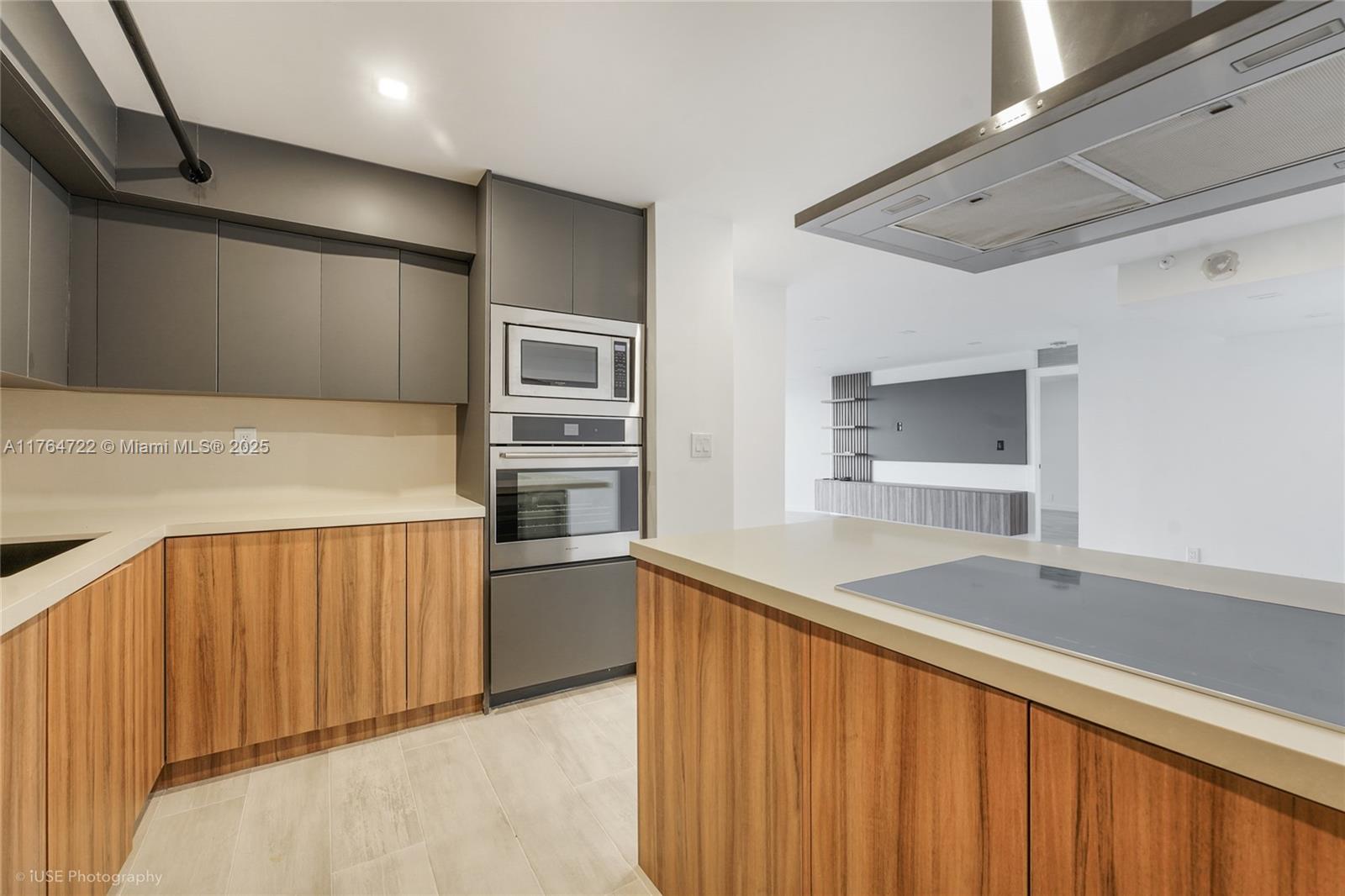 TOWERS OF QUAYSIDE CONDO - Residential