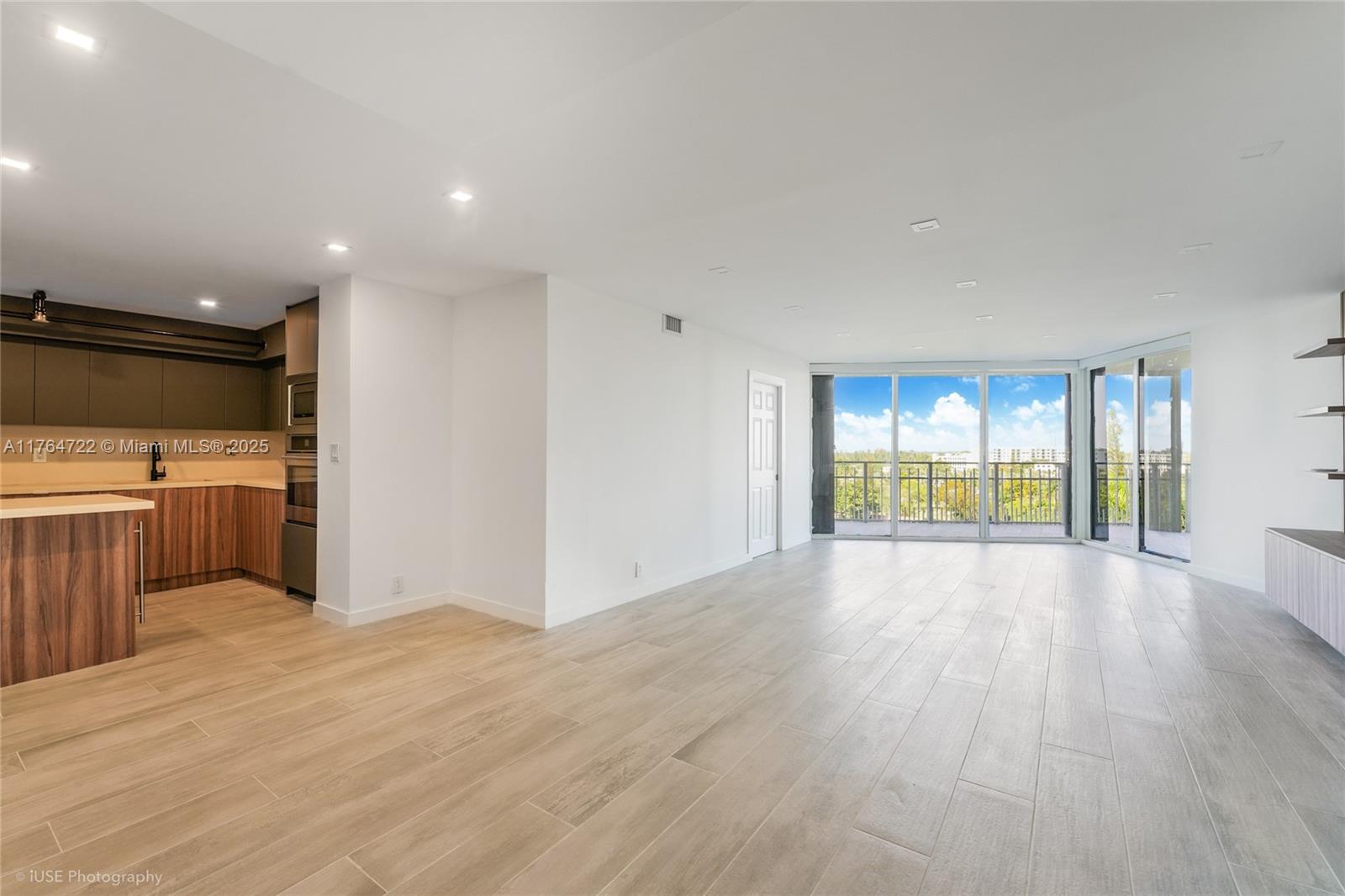 TOWERS OF QUAYSIDE CONDO - Residential