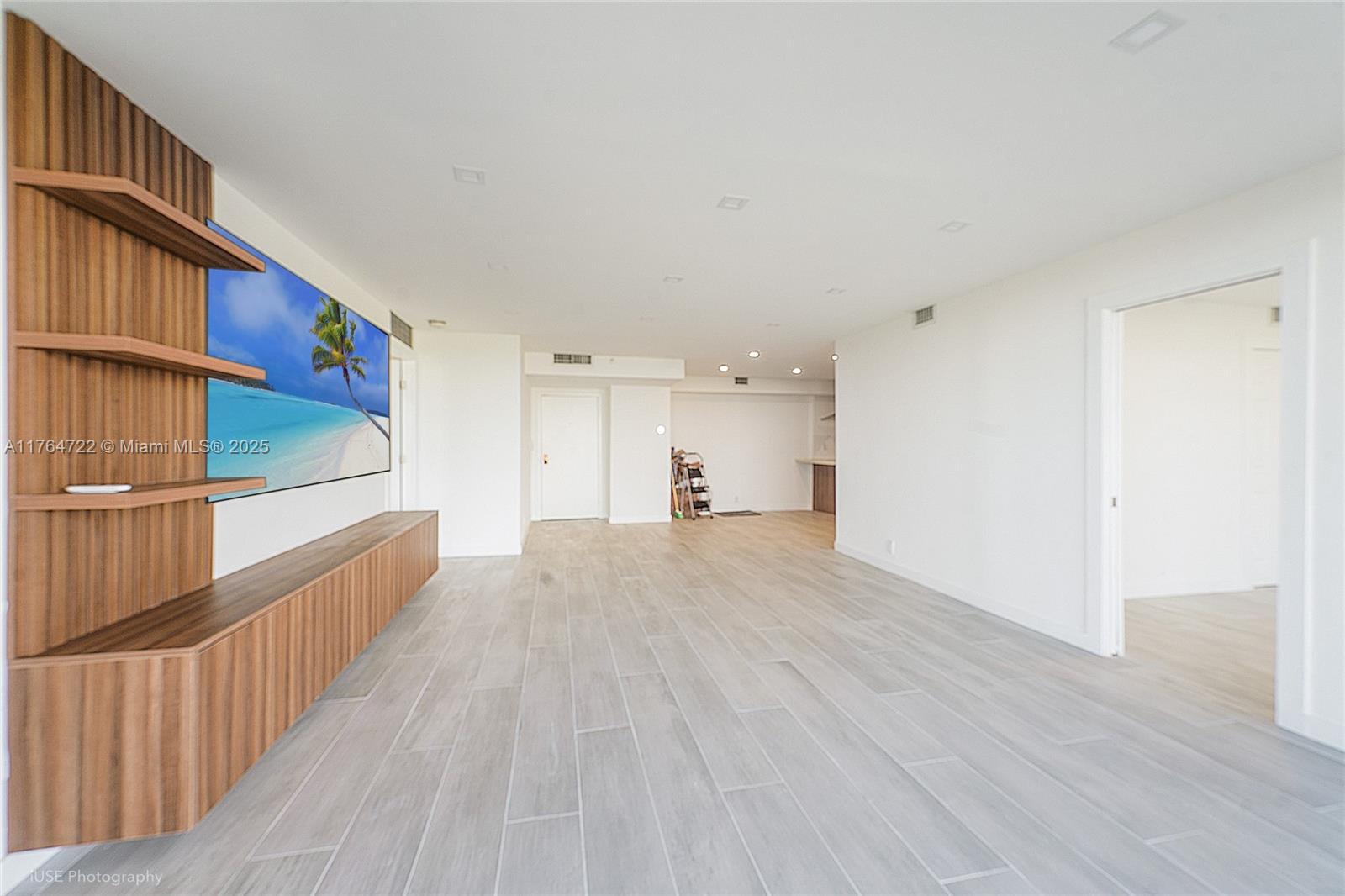 TOWERS OF QUAYSIDE CONDO - Residential