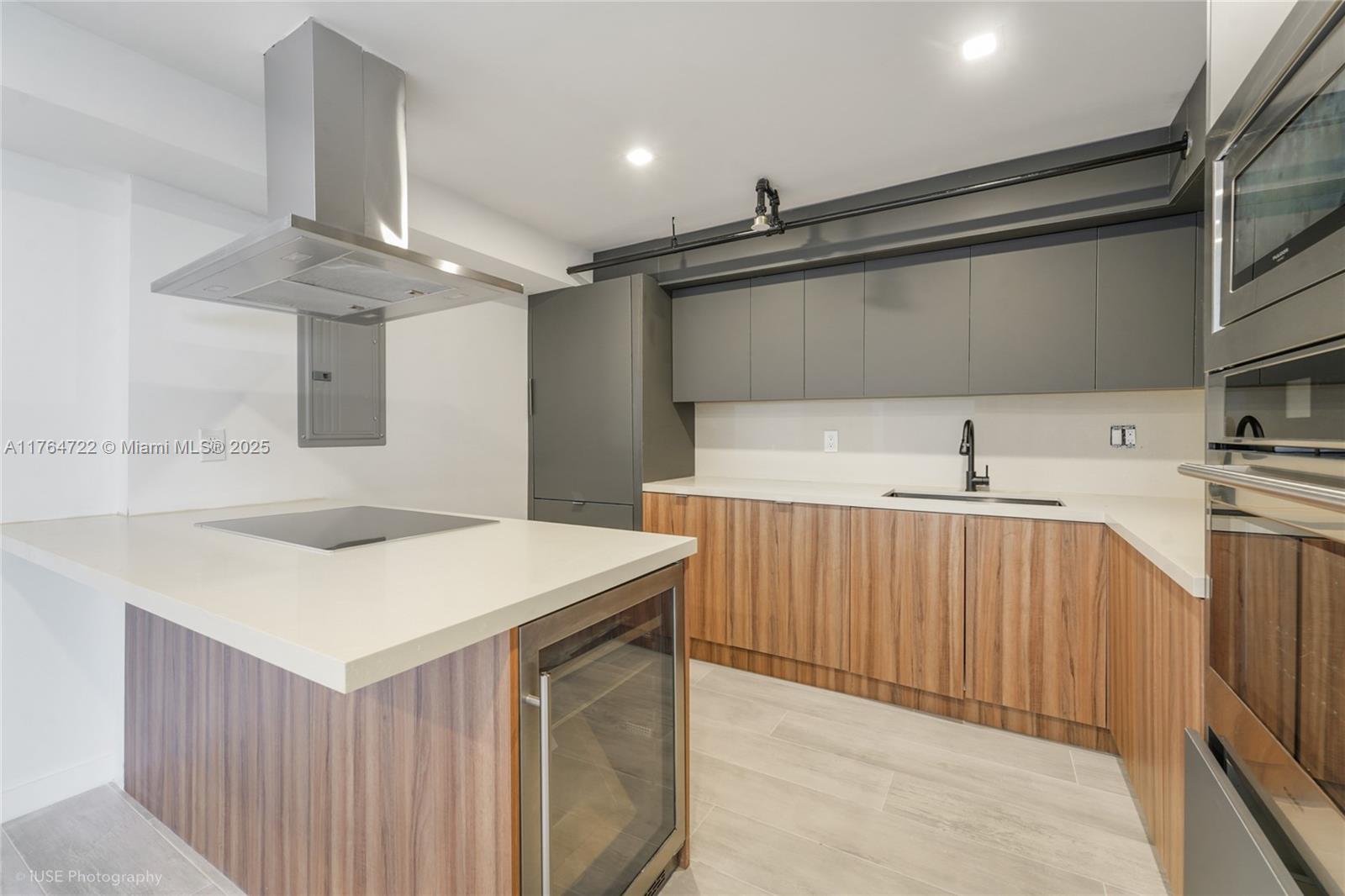 TOWERS OF QUAYSIDE CONDO - Residential