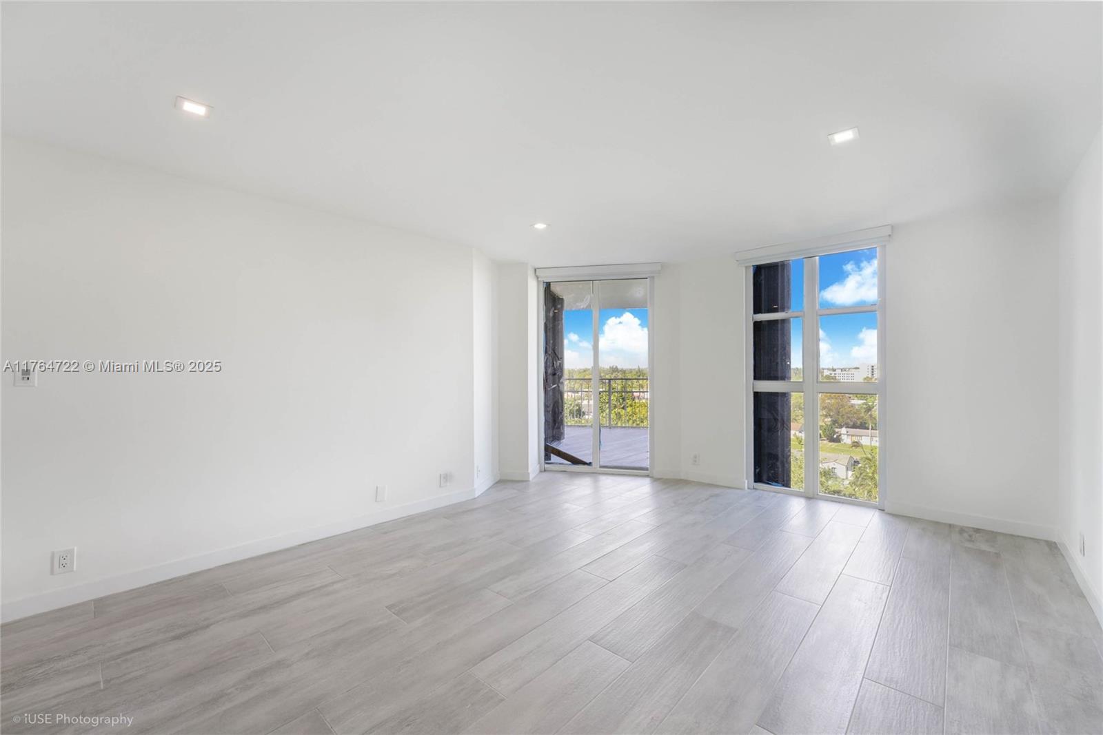 TOWERS OF QUAYSIDE CONDO - Residential