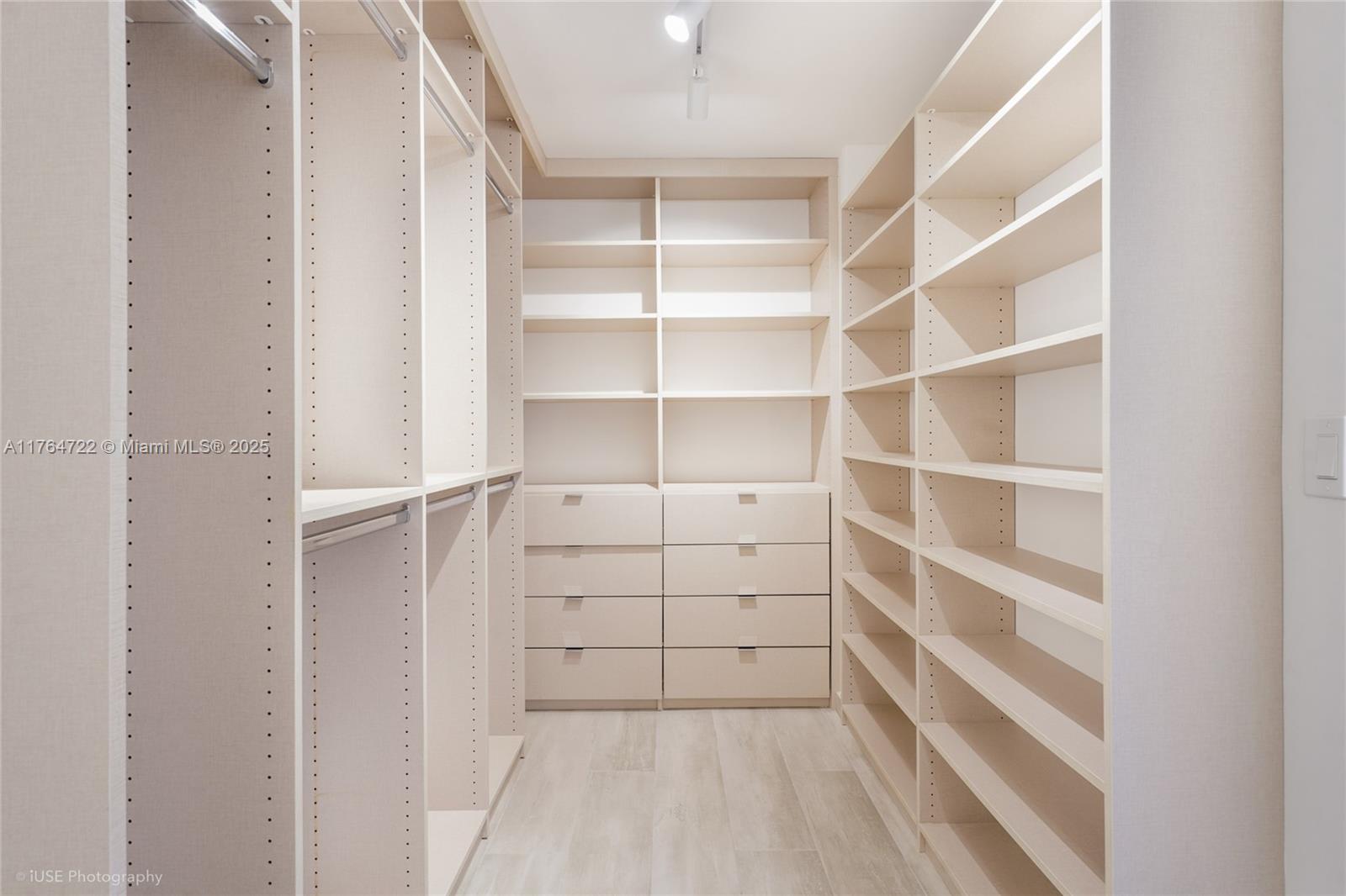 TOWERS OF QUAYSIDE CONDO - Residential