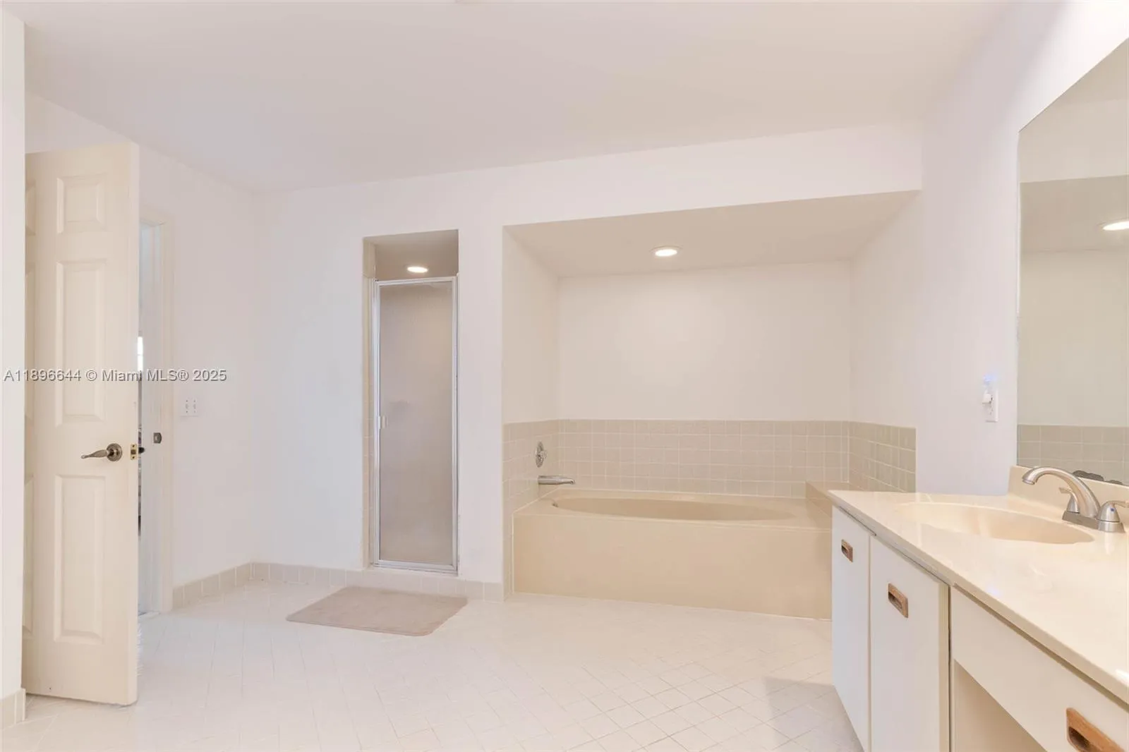 Miami, Florida 33196, United States, 4 Bedrooms Bedrooms, ,3 BathroomsBathrooms,Residential,Active,228050