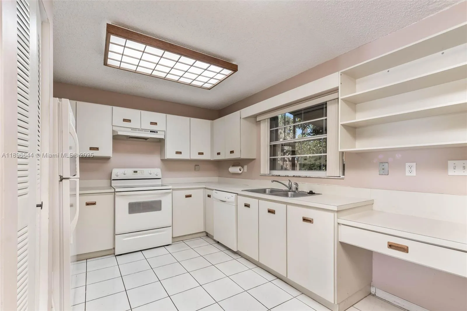 Miami, Florida 33196, United States, 4 Bedrooms Bedrooms, ,3 BathroomsBathrooms,Residential,Active,228050