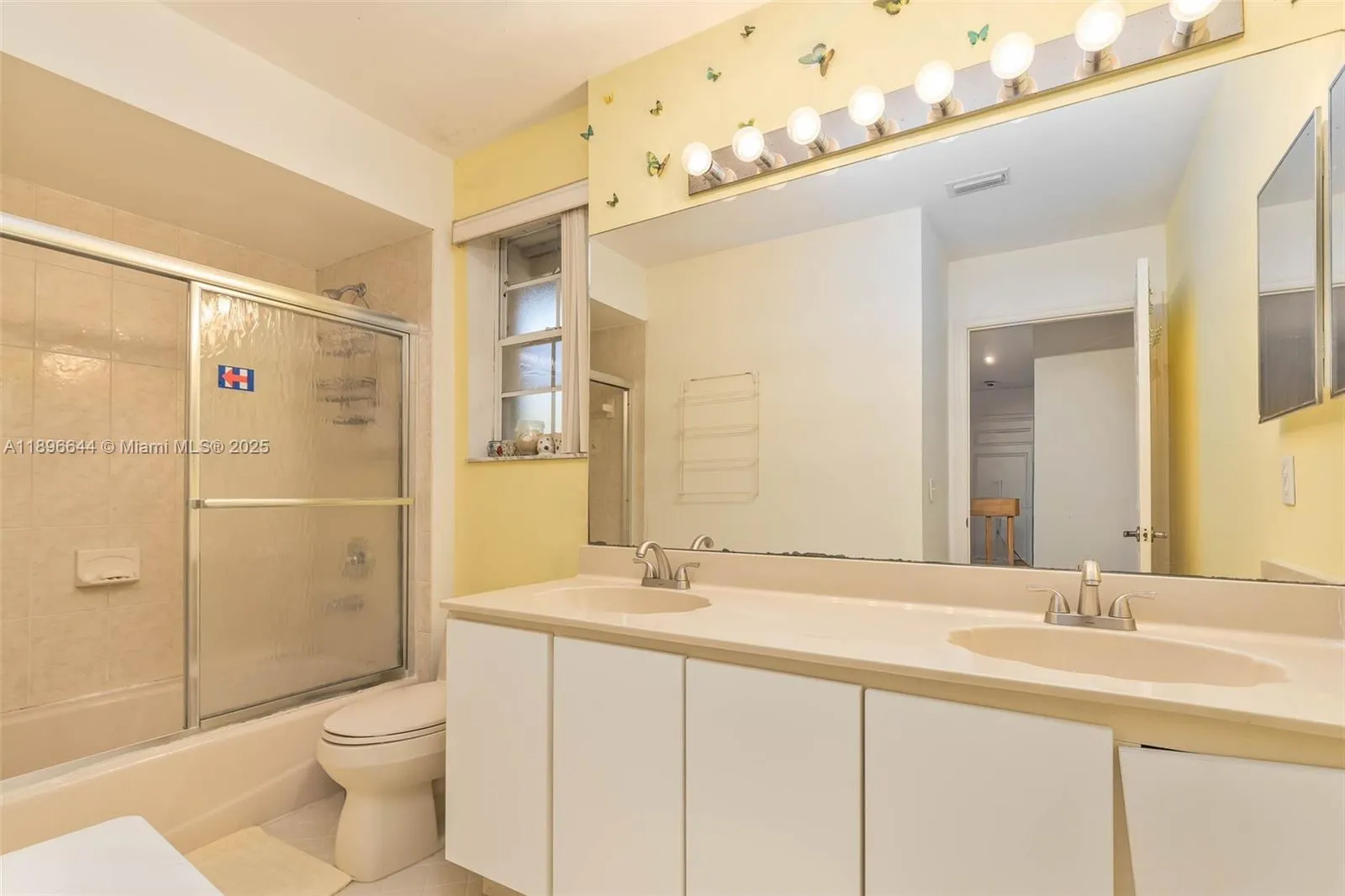 Miami, Florida 33196, United States, 4 Bedrooms Bedrooms, ,3 BathroomsBathrooms,Residential,Active,228050