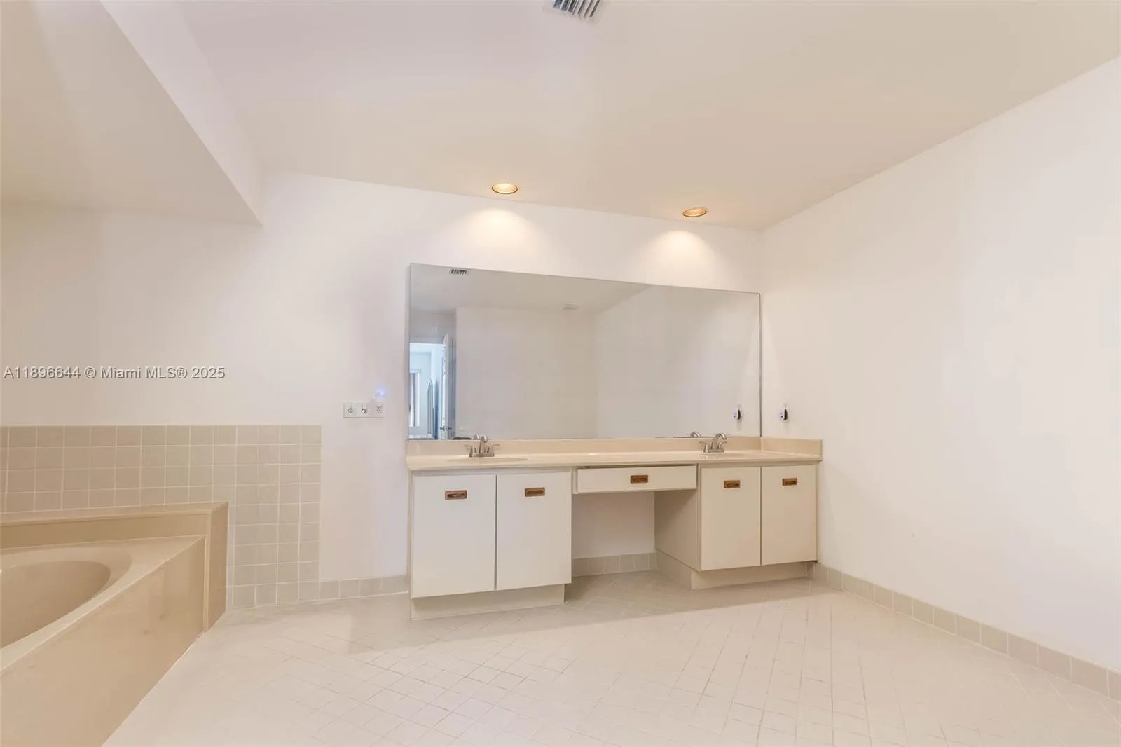 Miami, Florida 33196, United States, 4 Bedrooms Bedrooms, ,3 BathroomsBathrooms,Residential,Active,228050