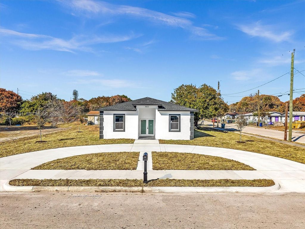 Photo of 803 20th N St, Fort Pierce, FL 34950 (MLS # A11964141)