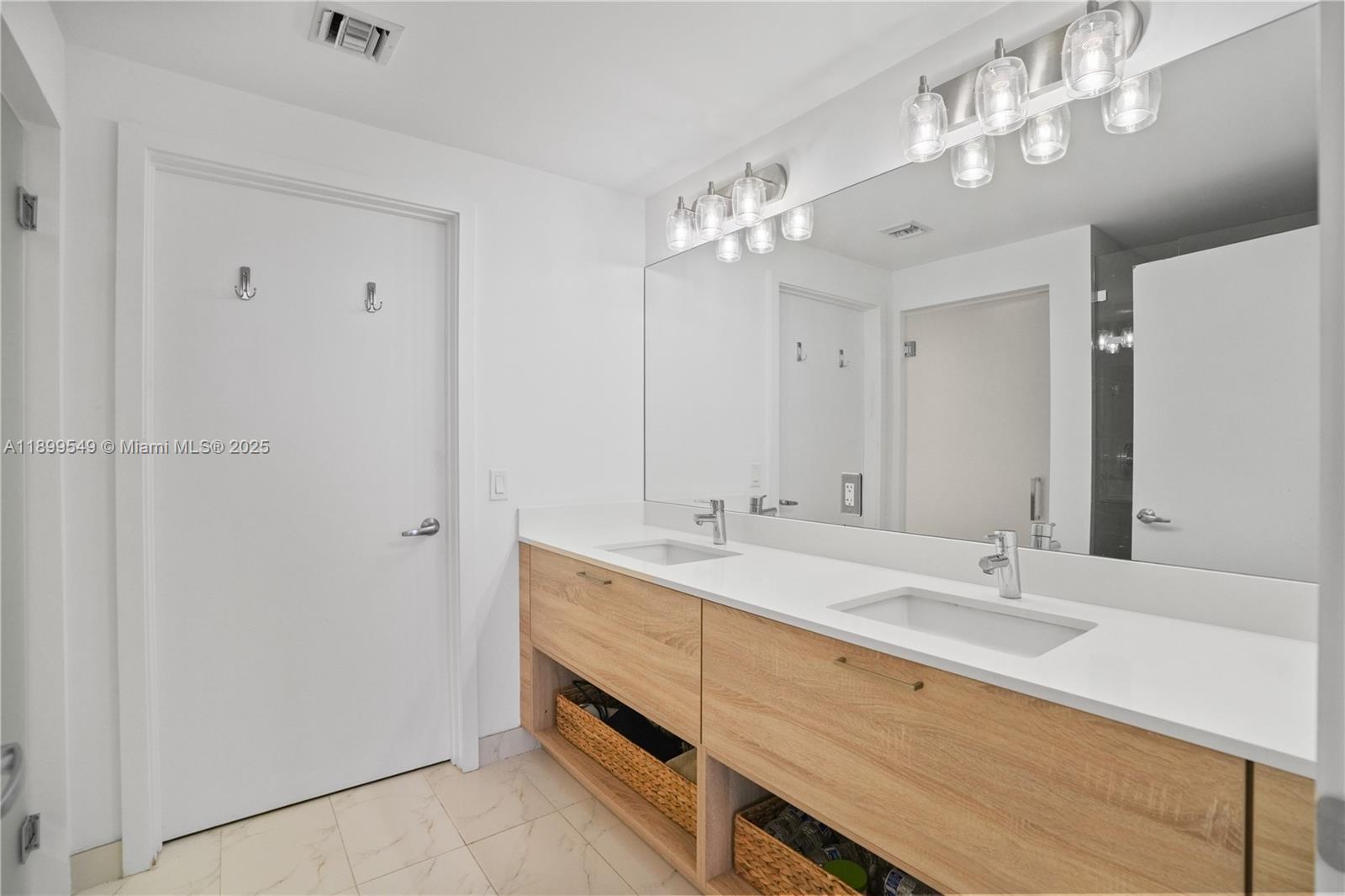 THE HARBOUR NORTH CONDO - Residential
