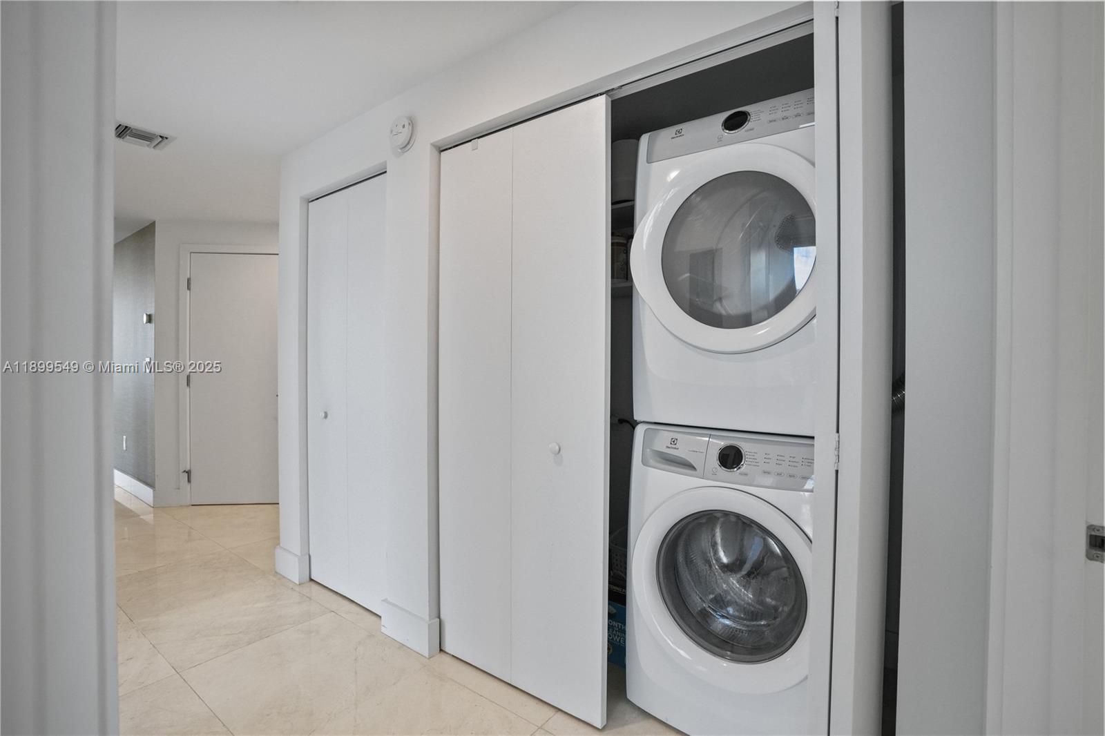 THE HARBOUR NORTH CONDO - Residential