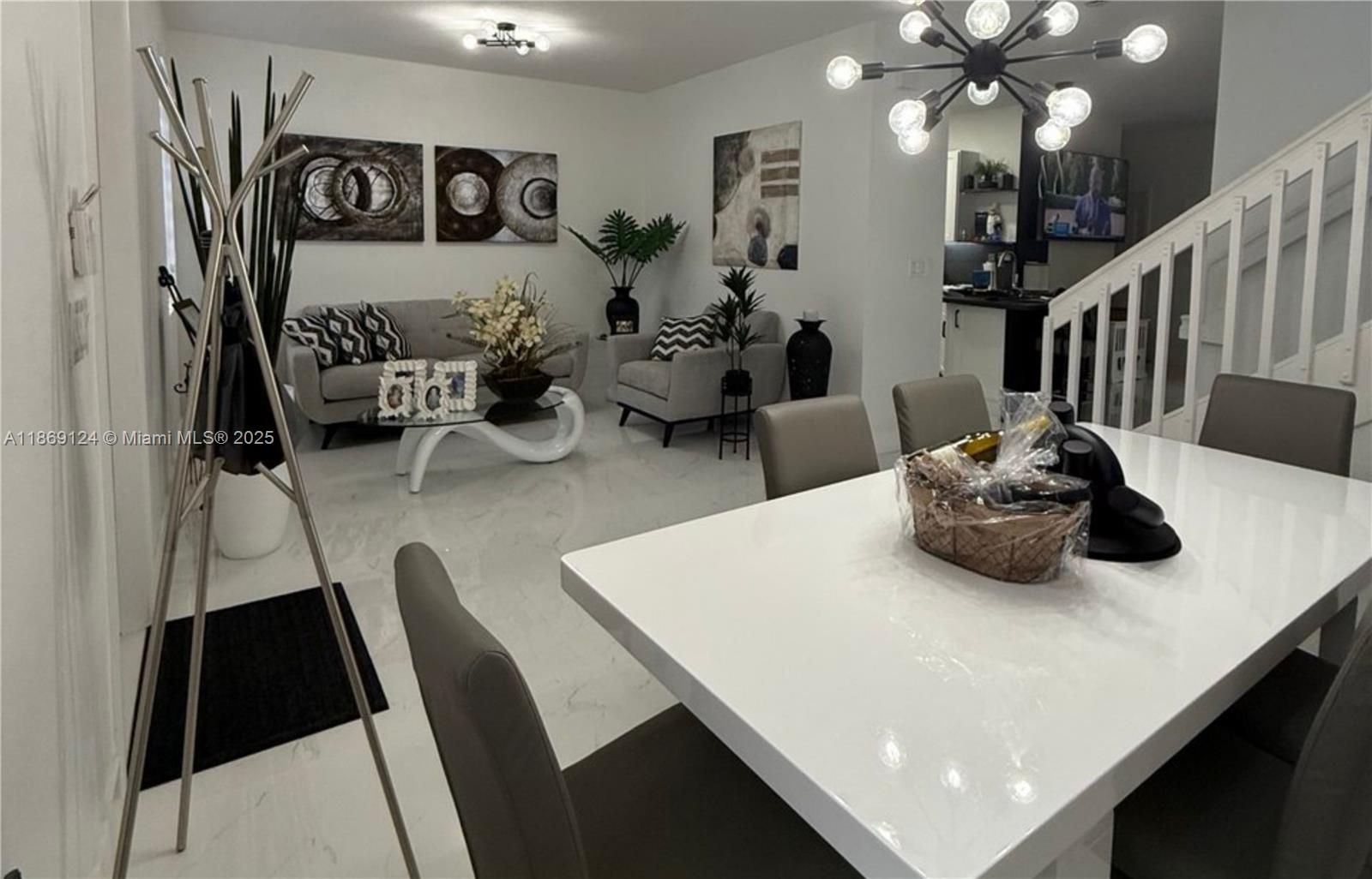 MANDARIN LAKES - Residential