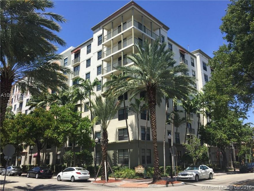 BEAUTIFULLY UPDATED 2 BEDROOM ONE BATH CONDO IN  THE DOWNTOWN HOLLYWOOD AREA. PROPERTY HAS LAMINATE FLOORING THROUGOUT, STAINLESS STEEL APPLIANCES, UPGRADED LIGHTING, AND MUCH MORE. WALKING DISTANCE FROM RESTAURANTS, SHOPPING, DINNING, AND ENTERTAINMENT. MINUTES TO AVENTURA MALL, FT LAUDERDALE AIRPORT AND MAJOR ROADS.
