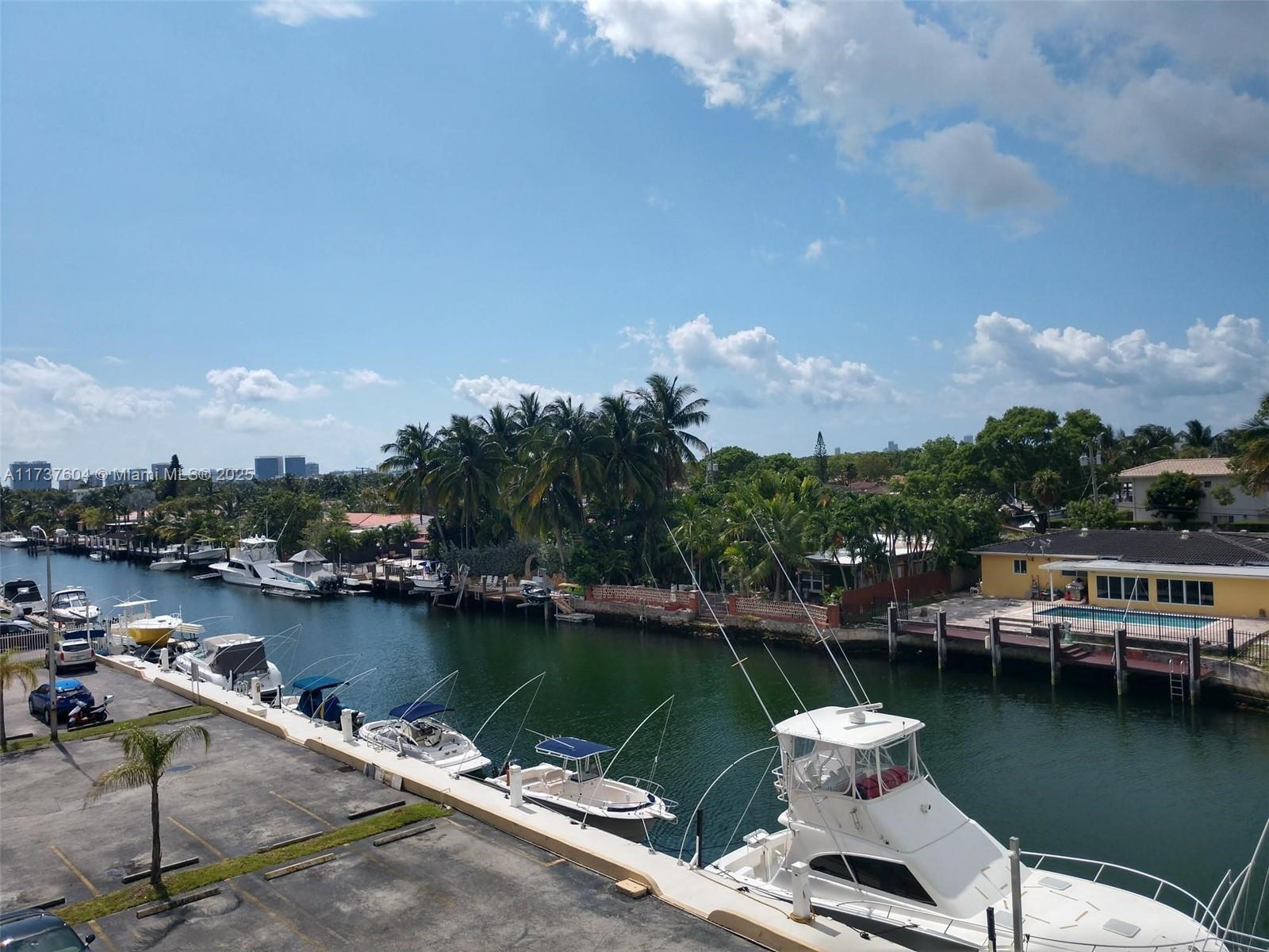 2000 Ne 135th St 402, North Miami, Miami-Dade County, Florida - 1 Bedrooms  
1 Bathrooms - 