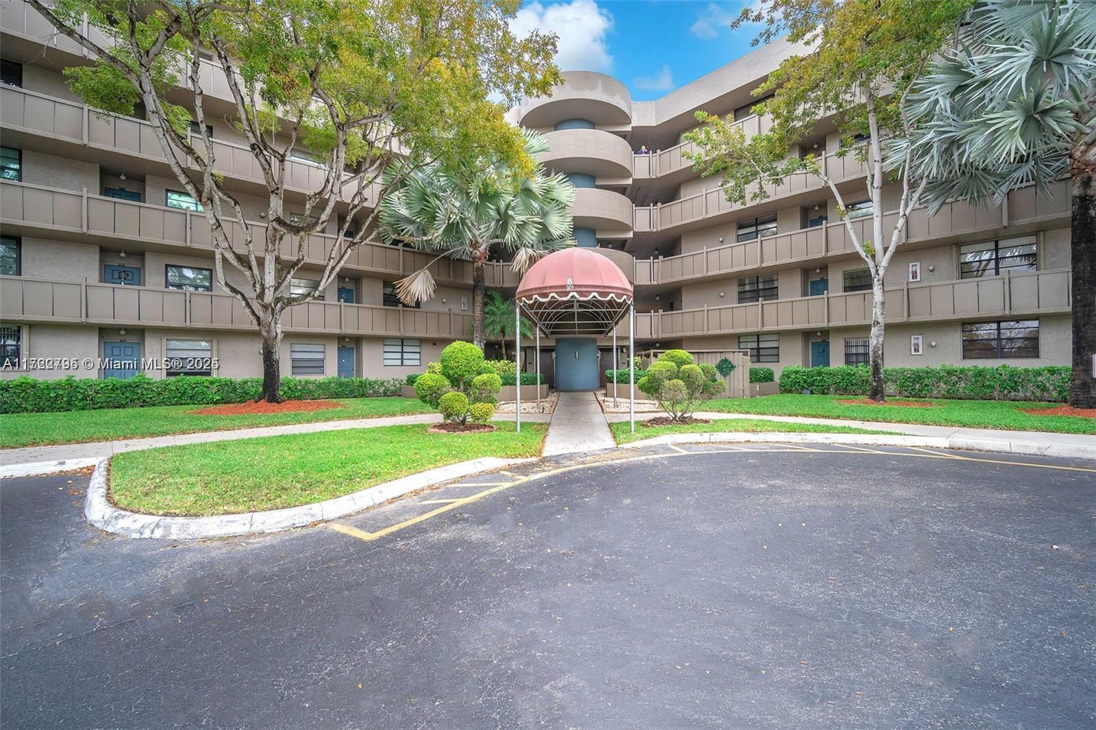 Property for Sale at 901 Colony Point Cir 107, Pembroke Pines, Miami-Dade County, Florida - Bedrooms: 2 
Bathrooms: 2  - $210,000