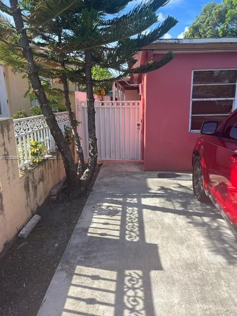 Eff/Apt 1/1 independent entrance, all utilities included as well as Wifi. One parking space. Laundry facility on property (rear). Residential area; good neighborhood and centric. Available immediately. Easy to show; vacant and on lockbox. Annual Lease - renewable.