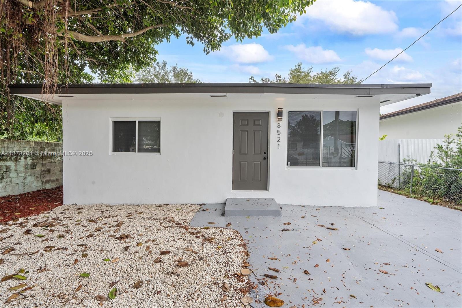 Amazing opportunity! Spacious 4 bedroom / 2 bathroom home, fully turn-key and ready for a new owner to make it their own. Features include:
Bright, open layout with large rooms
Generous closet space throughout
Excellent location, close to everything
Move-in ready
A must-see property!