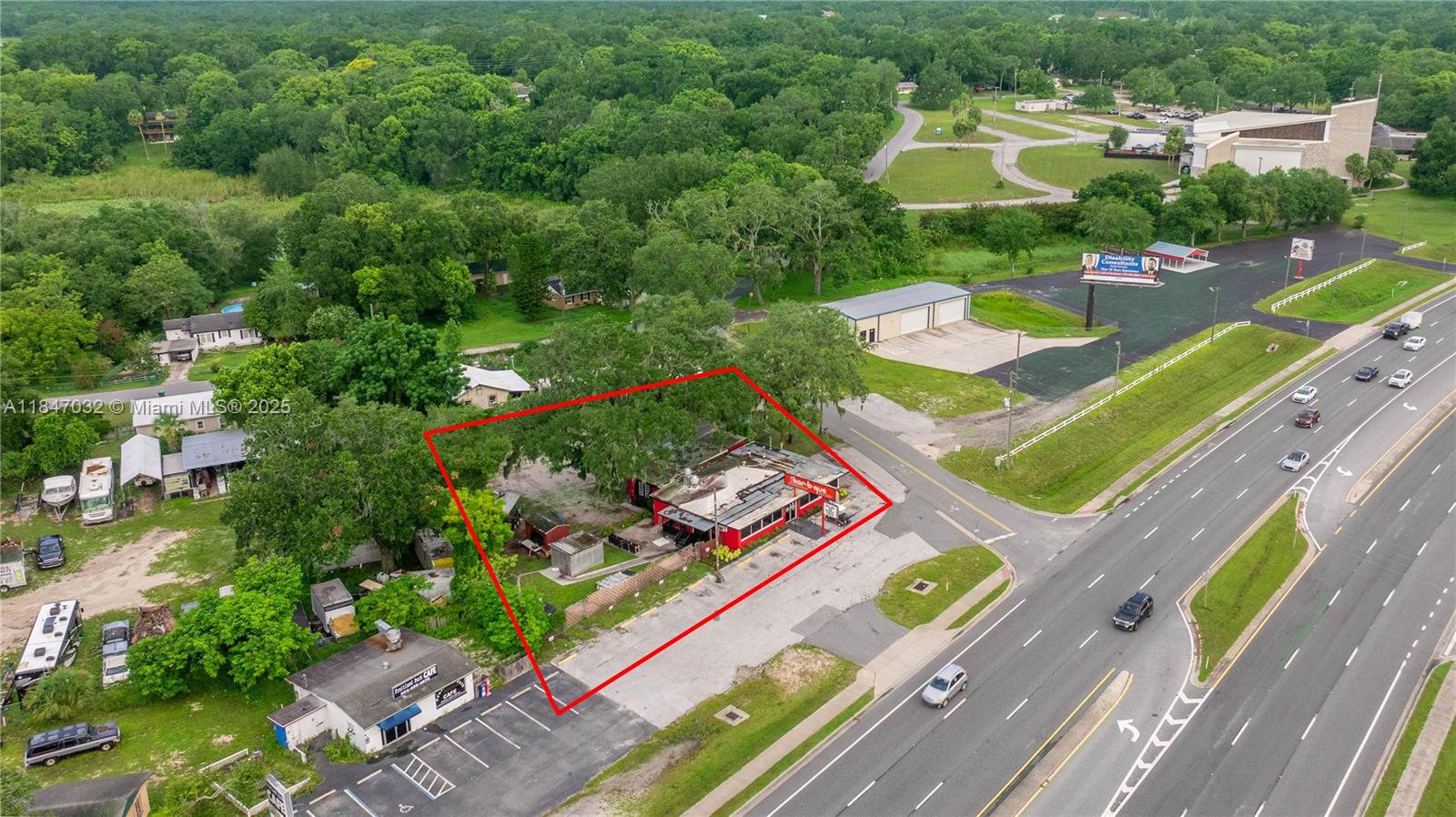 Main image without alt text