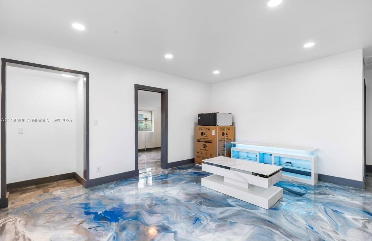 LAUDERDALE LAKES WEST GAT - Residential