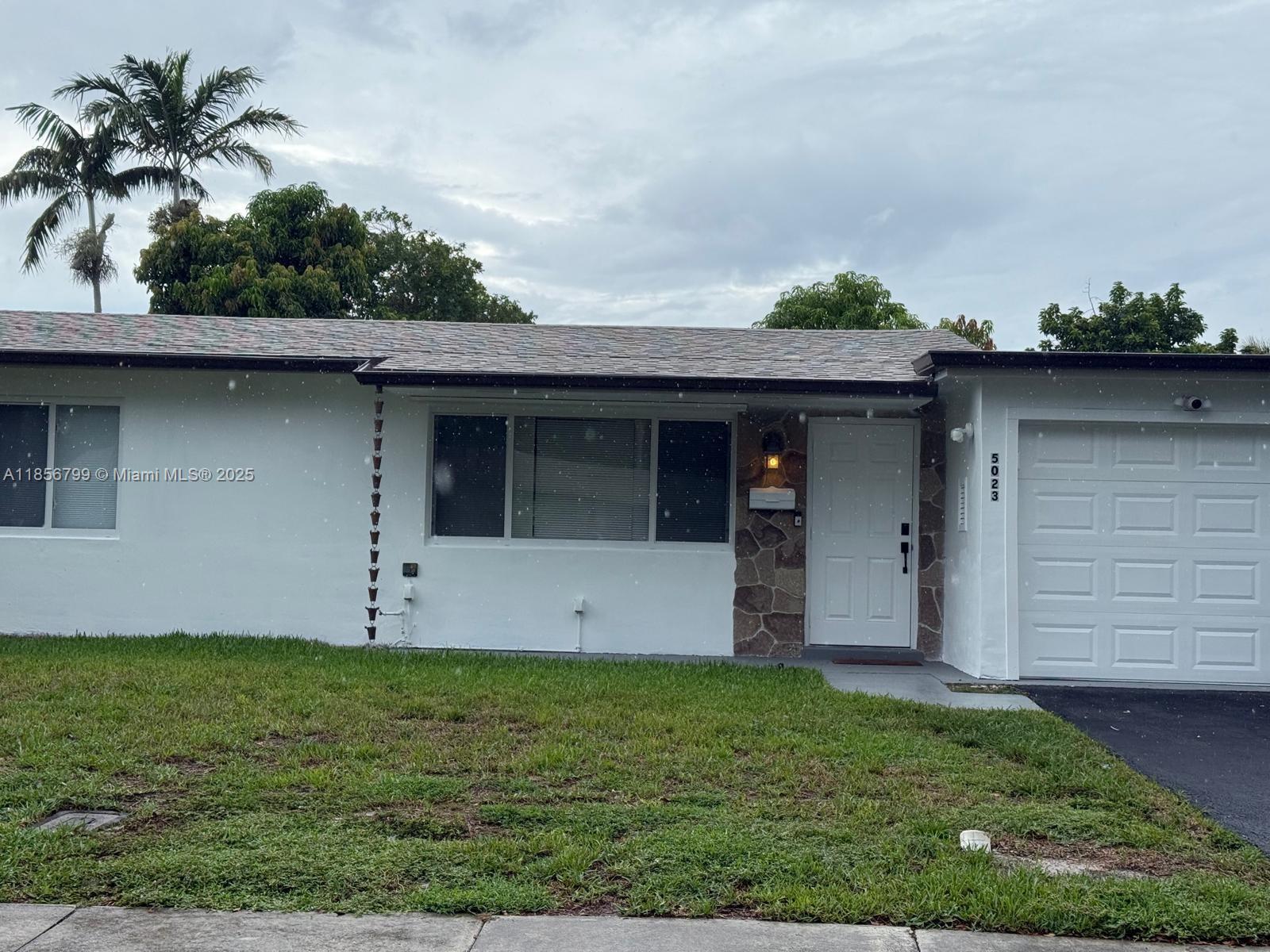 2/2 completely remodeled with new stainless steel appliances