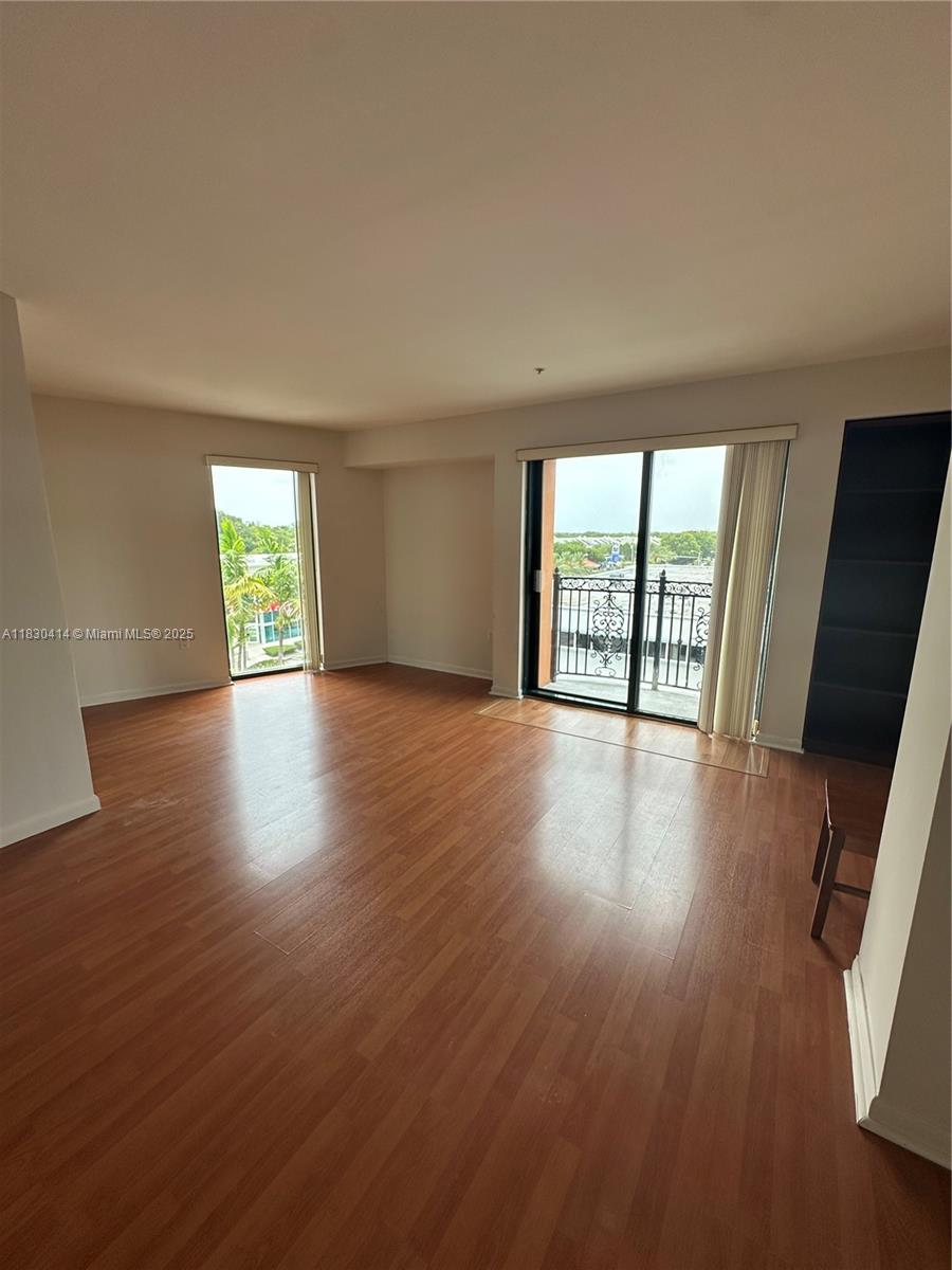 Charming studio in the heart of South Miami, steps away from shops, dinning and public transport. Perfect for city living with easy access to everything. Water, trash, sewer, and maintenance included, parking sports available for a monthly fee. Available now! Easy and rapid approval.