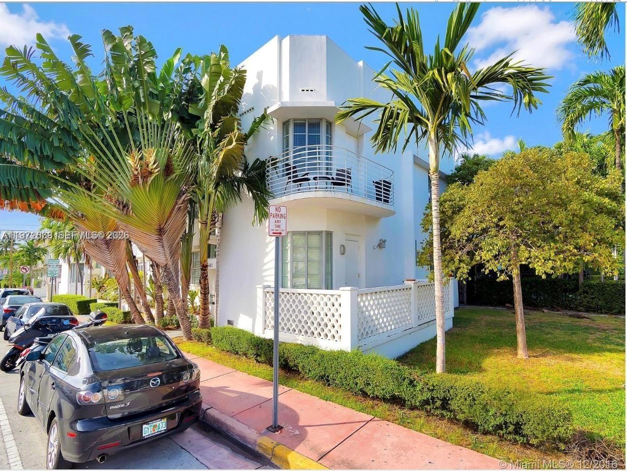 ELEVEN CONDO - Residential Lease