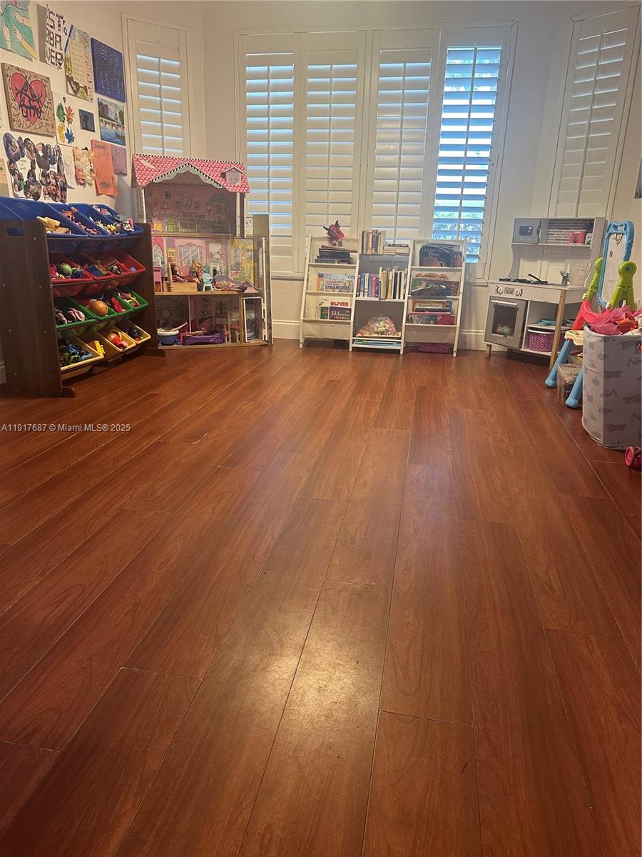 EMERALD POINTE - Residential