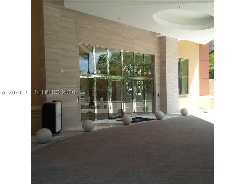 999 SW 1ST AVE 2305