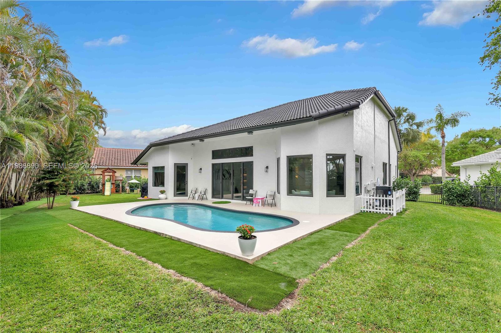 LEXINGTON HOMES ESTATES - Residential