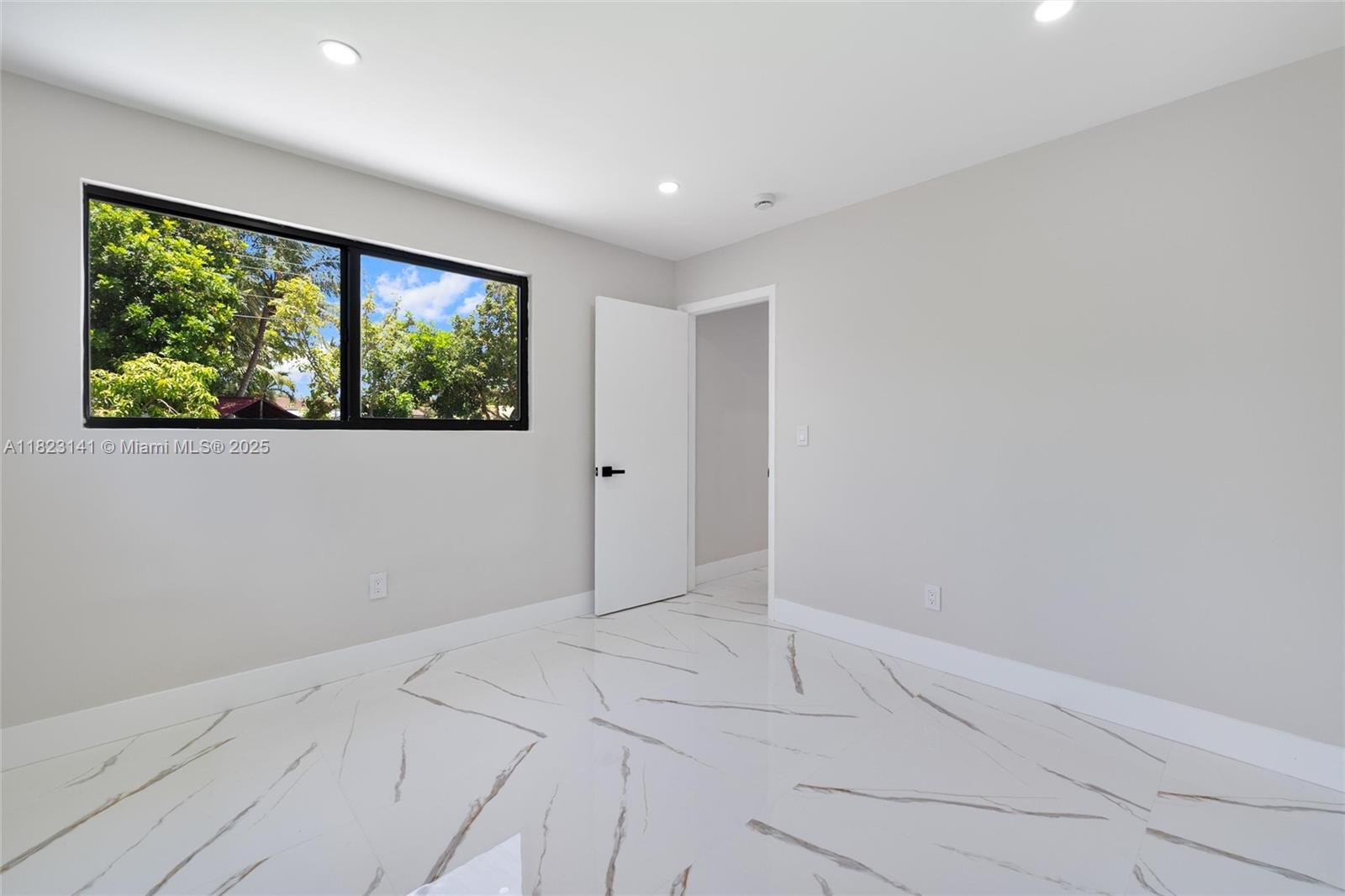 HOLLYWOOD HILLS - Residential