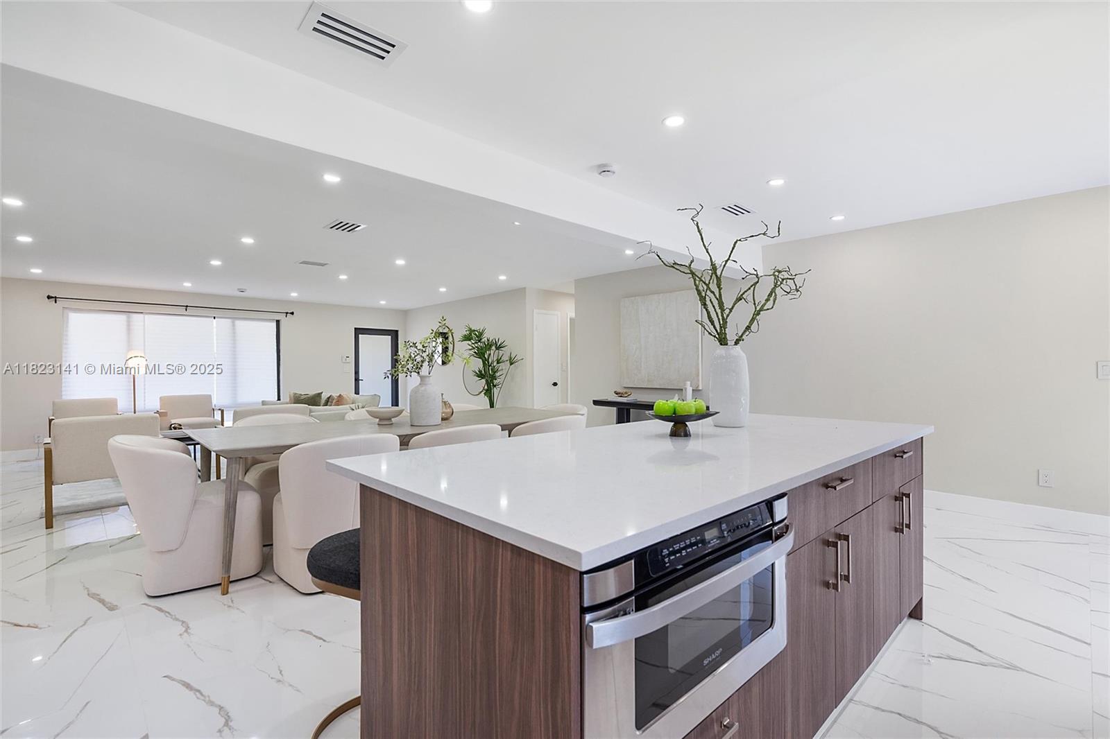 HOLLYWOOD HILLS - Residential