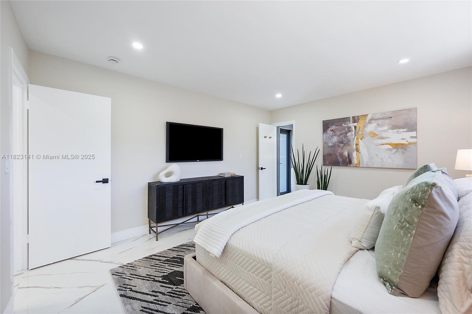 HOLLYWOOD HILLS - Residential