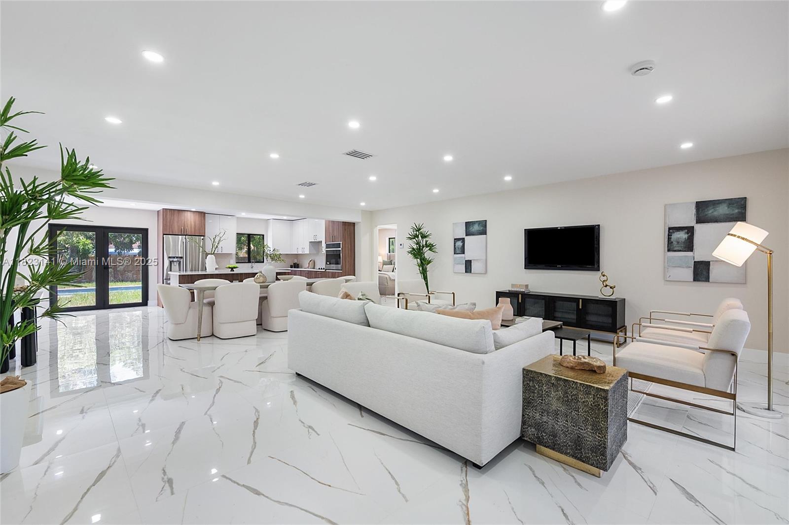 HOLLYWOOD HILLS - Residential