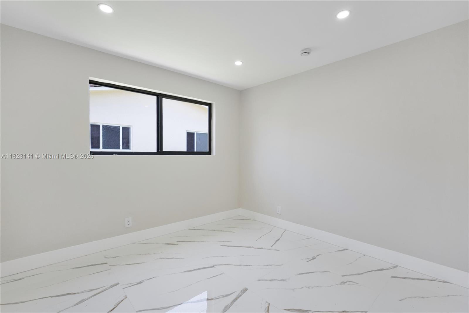 HOLLYWOOD HILLS - Residential