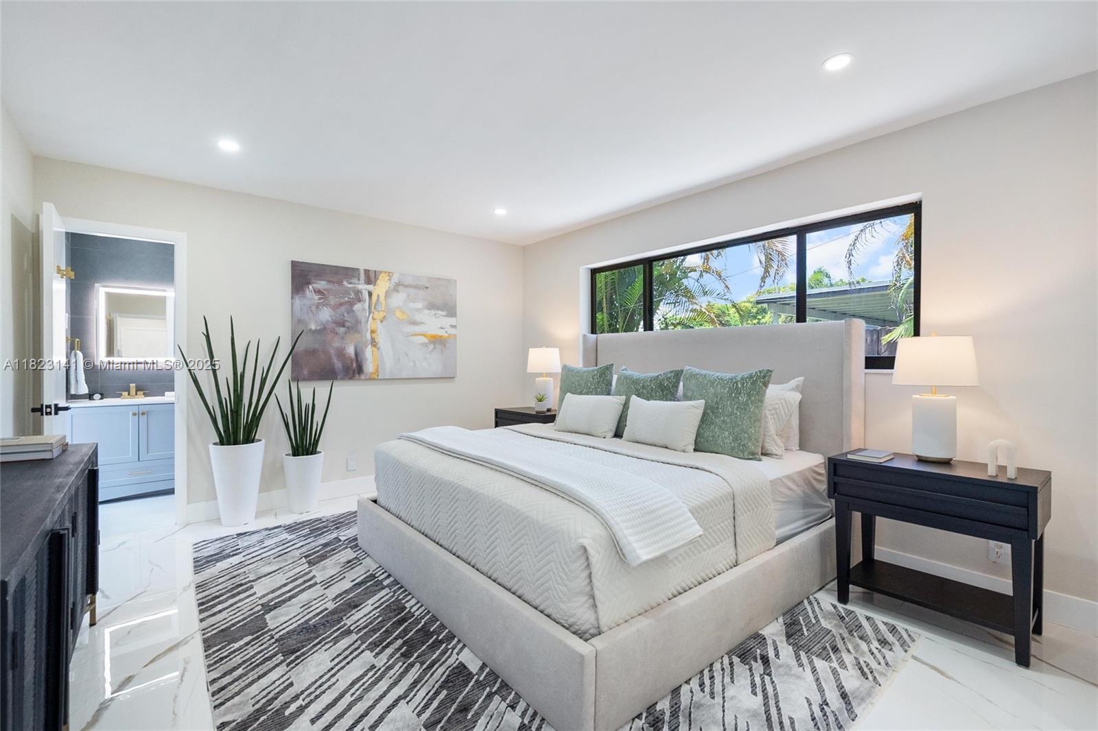 HOLLYWOOD HILLS - Residential
