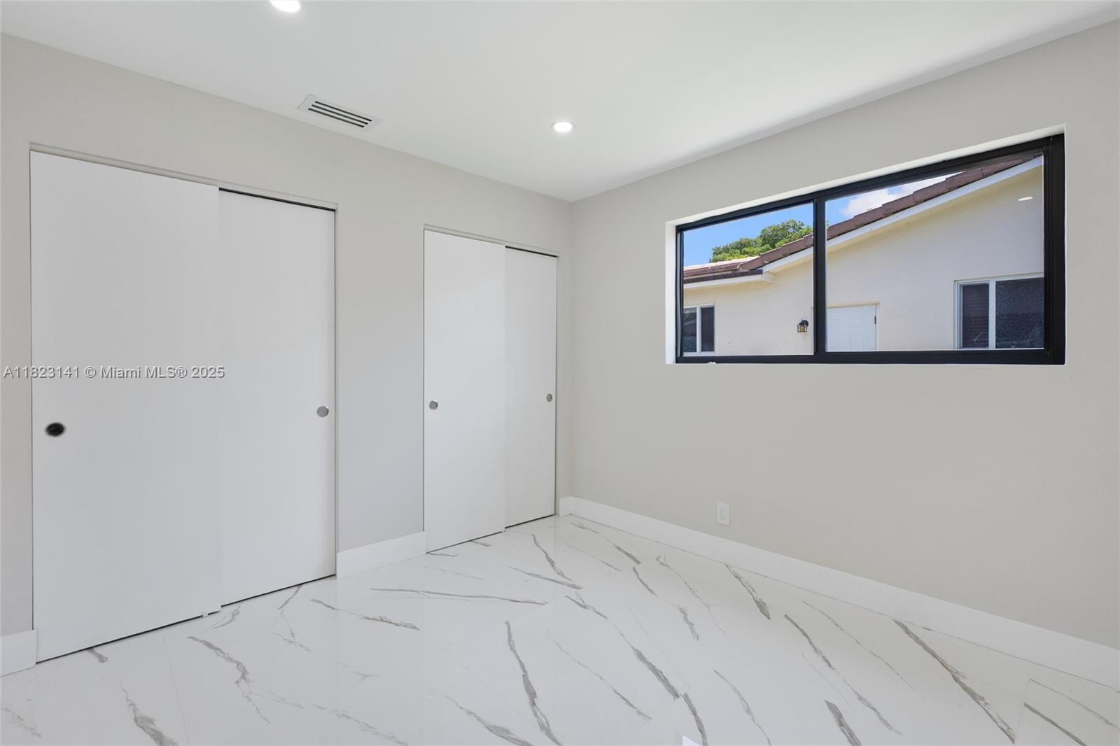 HOLLYWOOD HILLS - Residential