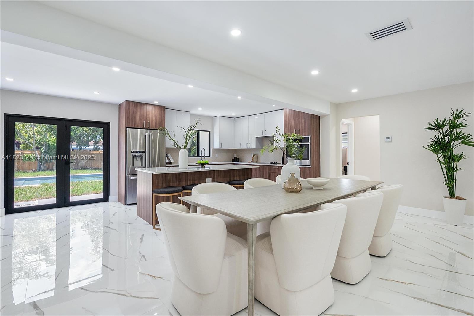 HOLLYWOOD HILLS - Residential