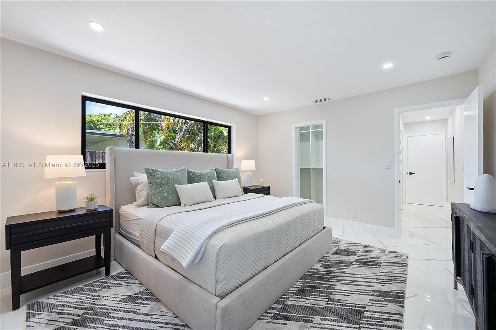 HOLLYWOOD HILLS - Residential