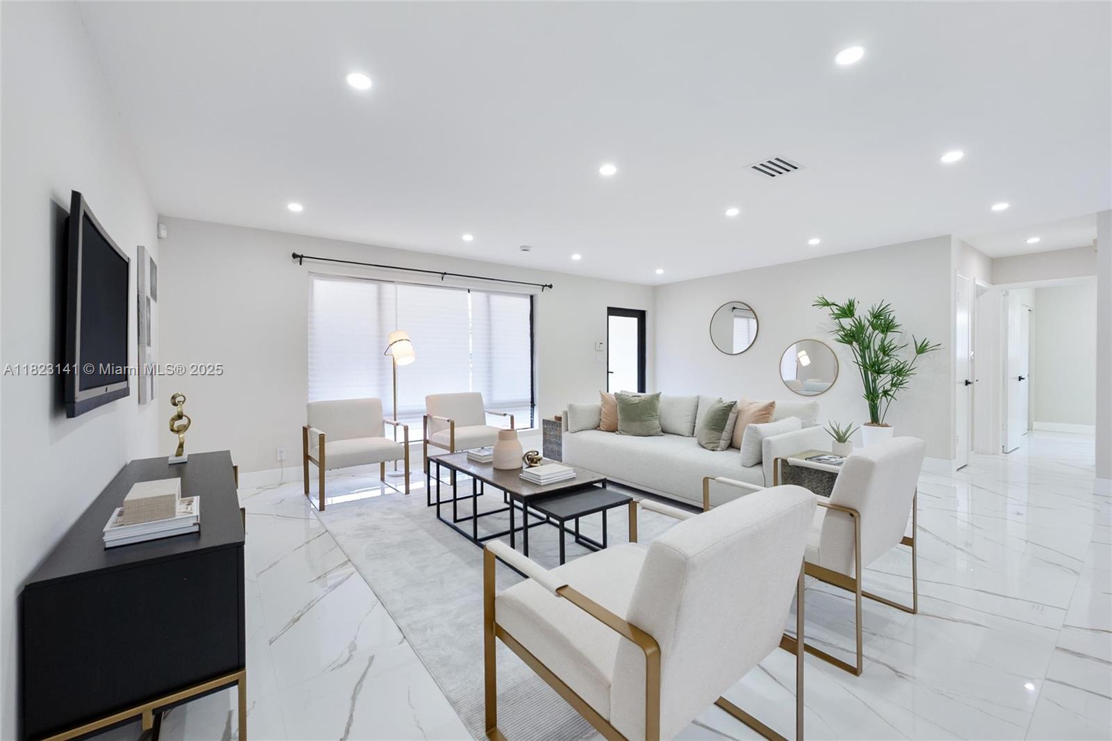 HOLLYWOOD HILLS - Residential