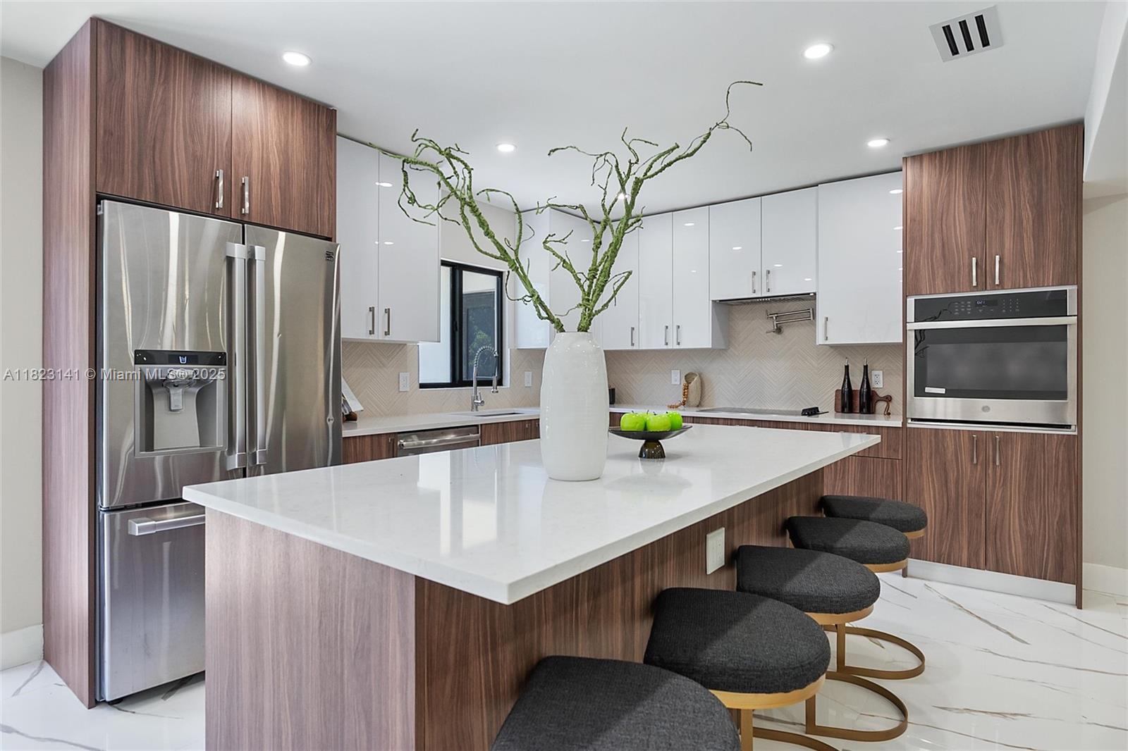 HOLLYWOOD HILLS - Residential